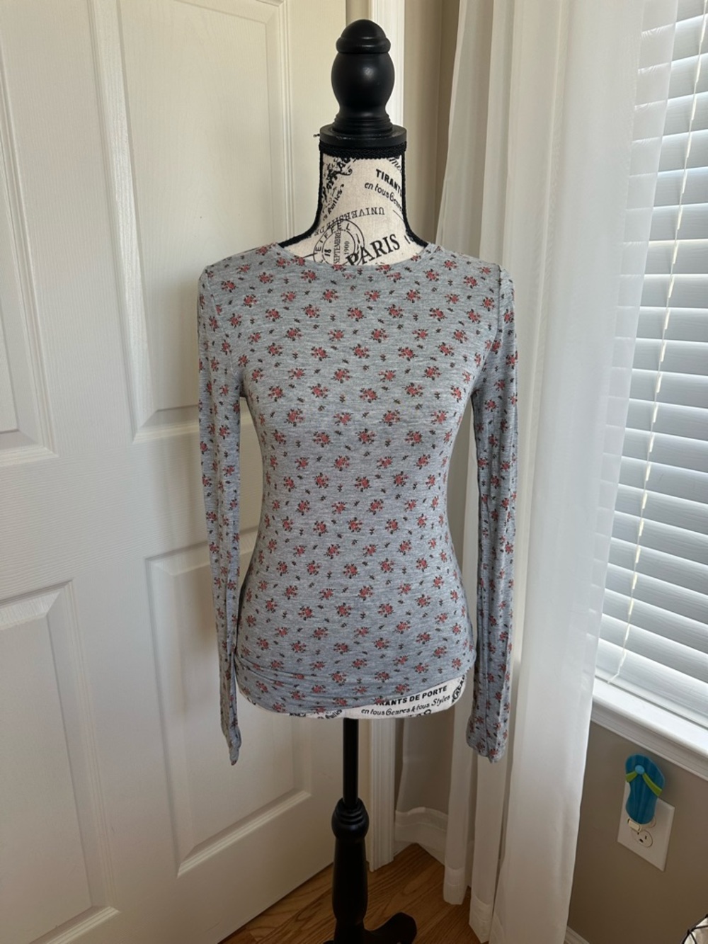 Aeropostale Grey Long Sleeve with Floral Pattern Women’s Small